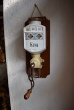 Antyczny młynek do kawy naścienny marki B.O. Garantie Bratři Ouhrabkové z porcelanowym zbiornikiem na kawę.