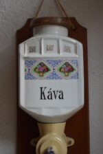 Antyczny młynek do kawy naścienny marki B.O. Garantie Bratři Ouhrabkové z porcelanowym zbiornikiem na kawę.