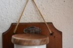 Antyczny młynek do kawy naścienny marki B.O. Garantie Bratři Ouhrabkové z porcelanowym zbiornikiem na kawę.