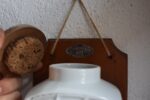 Antyczny młynek do kawy naścienny marki B.O. Garantie Bratři Ouhrabkové z porcelanowym zbiornikiem na kawę.