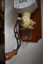 Antyczny młynek do kawy naścienny marki B.O. Garantie Bratři Ouhrabkové z porcelanowym zbiornikiem na kawę.