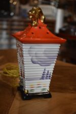 Historická porcelánová lampička ve tvaru lampionu se zlatou figurkou draka.