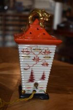 Historická porcelánová lampička ve tvaru lampionu se zlatou figurkou draka.