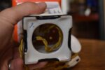 Historická porcelánová lampička ve tvaru lampionu se zlatou figurkou draka.