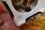 Historická porcelánová lampička ve tvaru lampionu se zlatou figurkou draka.
