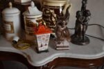 Historická porcelánová lampička ve tvaru lampionu se zlatou figurkou draka.