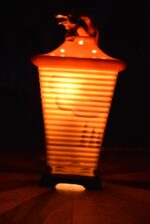 Historická porcelánová lampička ve tvaru lampionu se zlatou figurkou draka.
