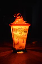 Historická porcelánová lampička ve tvaru lampionu se zlatou figurkou draka.
