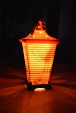 Historická porcelánová lampička ve tvaru lampionu se zlatou figurkou draka.
