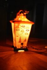 Historická porcelánová lampička ve tvaru lampionu se zlatou figurkou draka.