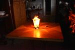 Historická porcelánová lampička ve tvaru lampionu se zlatou figurkou draka.