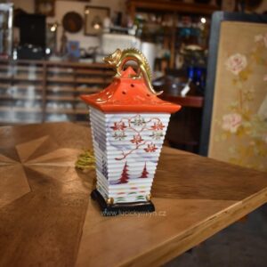 Historická porcelánová lampička ve tvaru lampionu se zlatou figurkou draka.