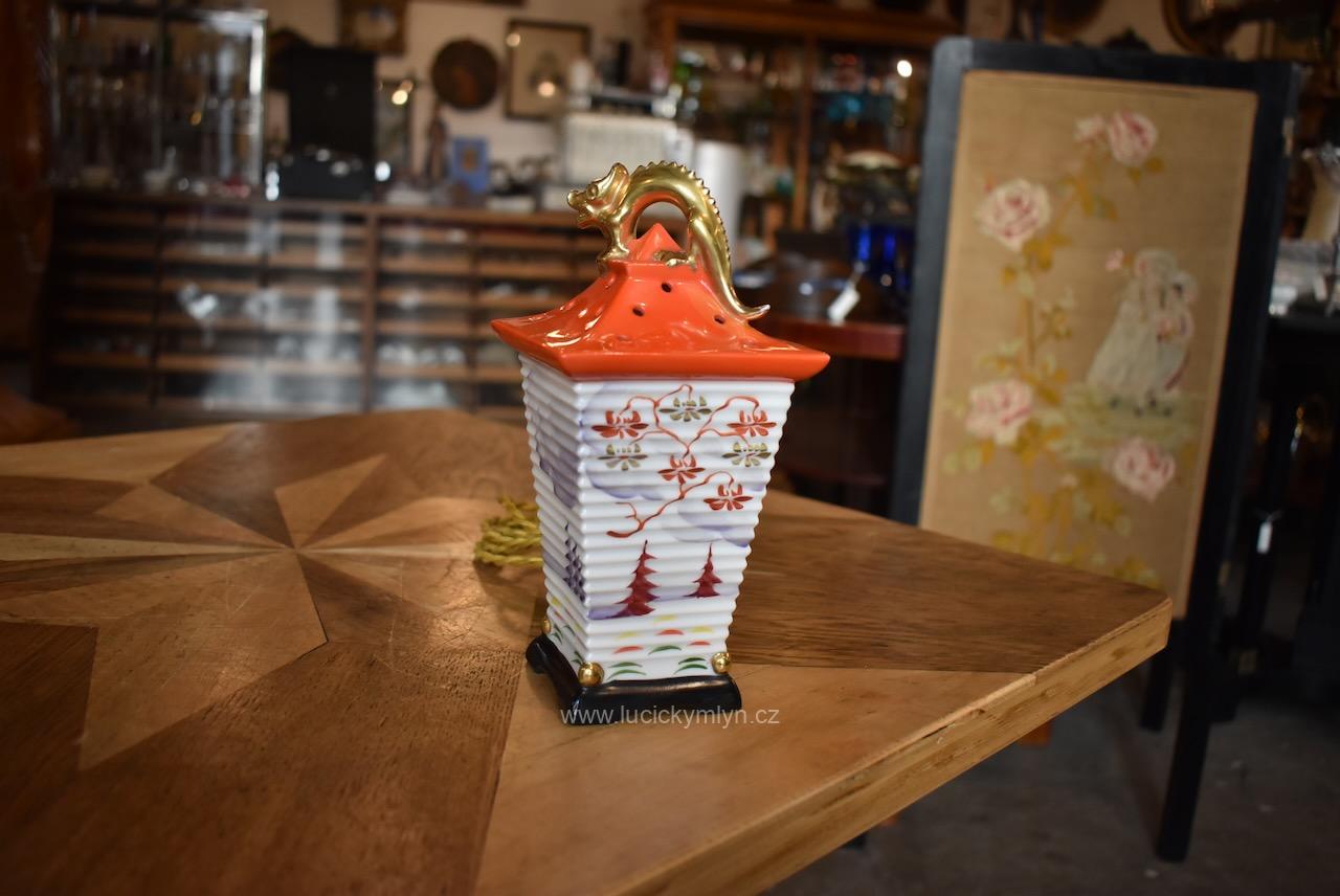 Historická porcelánová noční lampička ve tvaru skládaného papírového lampionu na vrcholu symbolicky okrášlená zlatou figurkou draka symbolizujícího štěstí bohatství a moudrost Historická porcelánová lampička ve tvaru lampionu se zlatou figurkou draka.