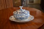 Starožitný porcelánový omáčník s cibulovým vzorem, Klášterec nad Ohří.