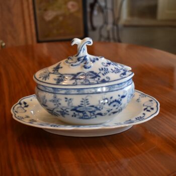 Starožitný porcelánový omáčník s cibulovým vzorem, Klášterec nad Ohří.