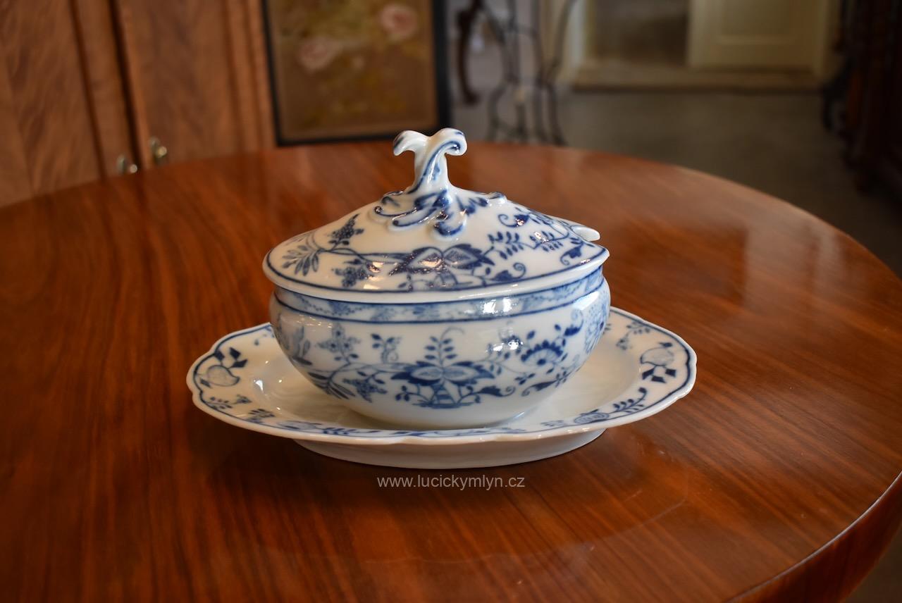 Starožitný porcelánový omáčník oválného tvaru okrášlený cibulovým vzorem a značený Klášterec nad Ohří (Kopírovat) Starožitný porcelánový omáčník s cibulovým vzorem, Klášterec nad Ohří.