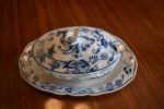 Starožitný porcelánový omáčník s cibulovým vzorem, Klášterec nad Ohří.