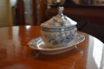Starožitný porcelánový omáčník s cibulovým vzorem, Klášterec nad Ohří.