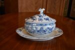 Starožitný porcelánový omáčník s cibulovým vzorem, Klášterec nad Ohří.