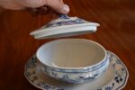 Starožitný porcelánový omáčník s cibulovým vzorem, Klášterec nad Ohří.
