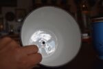 Zabytkowa para porcelanowych doniczek z niebieską powłoką i złotymi zdobieniami.