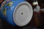 Zabytkowa para porcelanowych doniczek z niebieską powłoką i złotymi zdobieniami.