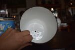 Zabytkowa para porcelanowych doniczek z niebieską powłoką i złotymi zdobieniami.