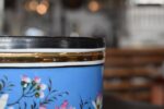 Zabytkowa para porcelanowych doniczek z niebieską powłoką i złotymi zdobieniami.