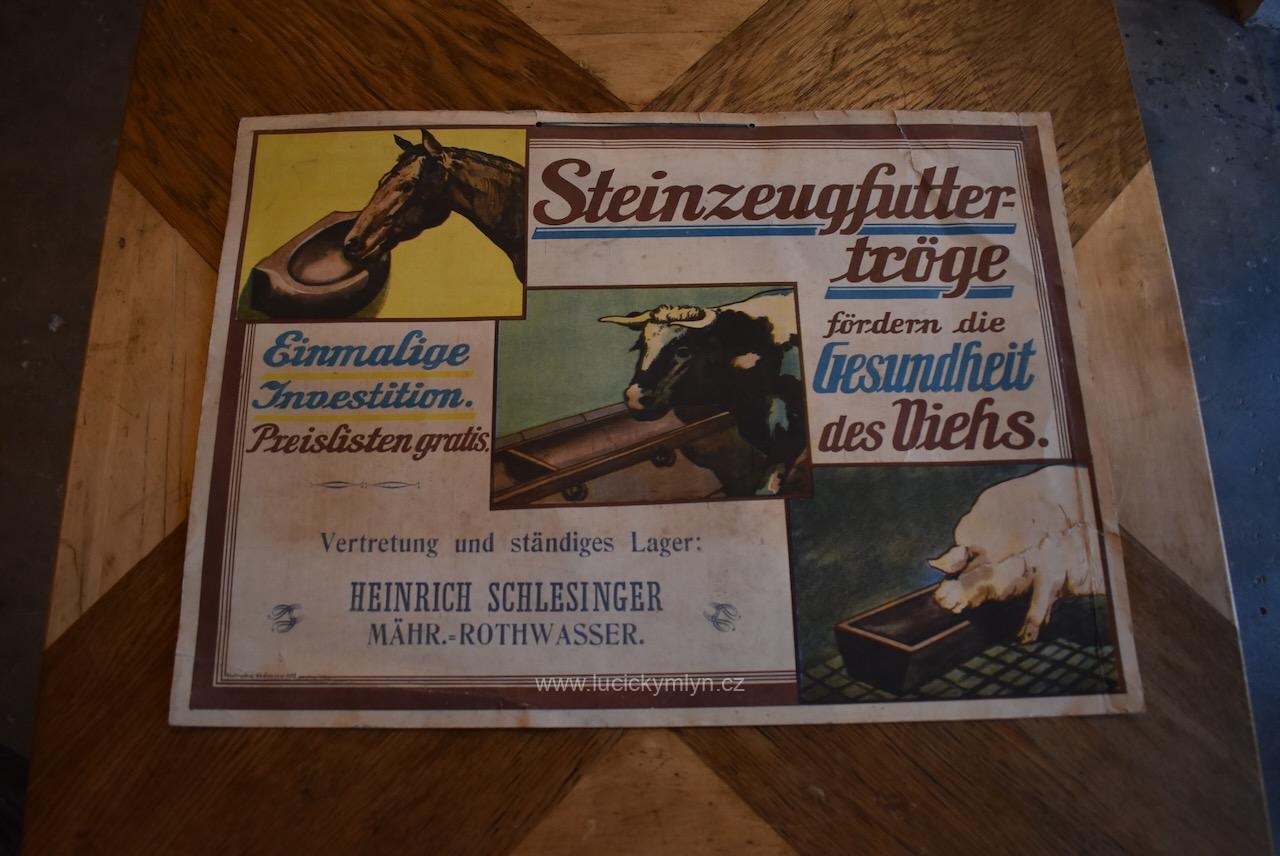 Starožitný reklamní plakát z kolorovaného a tištěného kartonu s dobovým nápisem a obrázky krmných zvířat a koně – Steinzeugfuttertröge Starožitný reklamní plakát Steinzeugfuttertröge z Mährisch Rothwasser.