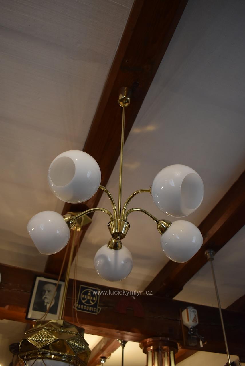Elegantní středně velký a delší minimalisticky pojatý pěti-ramenný retro lustr z leštěné mosazi osazený obloukově svěšenými rameny jež jsou zakončeny zaoblenými upínacími hlavicemi s otevřenými opálovými stínidly ve tvaru koule - okolo r. 1970 Retro pěti-ramenný lustr z leštěné mosazi s opálovými skleněnými koulemi.
