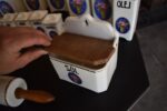 Zestaw przyprasówek Ditmar Urbach z niebieskim medalionem z motywem róż oraz wałkiem.