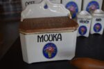 Zestaw przyprasówek Ditmar Urbach z niebieskim medalionem z motywem róż oraz wałkiem.