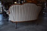 Antyczna kanapa salonowa „Ludwik Filip” z drewna orzechowego, pochodząca z około 1870 roku.