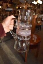 Antyczny secesyjny zestaw do napojów wykonany ze szkła dmuchanego, ze złoceniami i dekoracją z perełek.