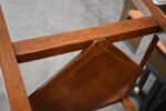 Starožitný secesní stojan na květiny z mořeného ořechu z počátku 20. století.