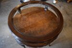 Antyczny stolik do herbaty z okresu Pierwszej Republiki, wykonany z drewna orzechowego, z przeszklonym blatem w stylu Gerstela.
