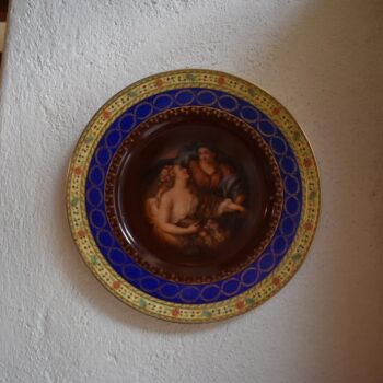 Antyczny porcelanowy talerz „Royal Vienna” z figuralnym motywem przedstawiającym dwie kobiety.