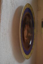 Antyczny porcelanowy talerz „Royal Vienna” z figuralnym motywem przedstawiającym dwie kobiety.