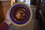 Antyczny porcelanowy talerz „Royal Vienna” z figuralnym motywem przedstawiającym dwie kobiety.