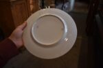 Antyczny porcelanowy talerz „Royal Vienna” z figuralnym motywem przedstawiającym dwie kobiety.