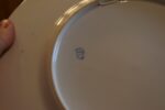 Antyczny porcelanowy talerz „Royal Vienna” z figuralnym motywem przedstawiającym dwie kobiety.