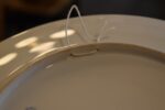 Antyczny porcelanowy talerz „Royal Vienna” z figuralnym motywem przedstawiającym dwie kobiety.