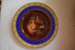 Antyczny porcelanowy talerz „Royal Vienna” z figuralnym motywem przedstawiającym dwie kobiety.