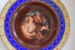Antyczny porcelanowy talerz „Royal Vienna” z figuralnym motywem przedstawiającym dwie kobiety.