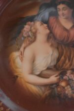 Antyczny porcelanowy talerz „Royal Vienna” z figuralnym motywem przedstawiającym dwie kobiety.