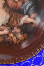 Antyczny porcelanowy talerz „Royal Vienna” z figuralnym motywem przedstawiającym dwie kobiety.