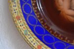 Antyczny porcelanowy talerz „Royal Vienna” z figuralnym motywem przedstawiającym dwie kobiety.