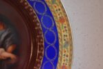 Antyczny porcelanowy talerz „Royal Vienna” z figuralnym motywem przedstawiającym dwie kobiety.