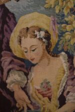 Starožitná žakárová tapiserie Aubusson s pastýřskou scénou a květinovou bordurou.