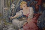 Starožitná žakárová tapiserie Aubusson s pastýřskou scénou a květinovou bordurou.